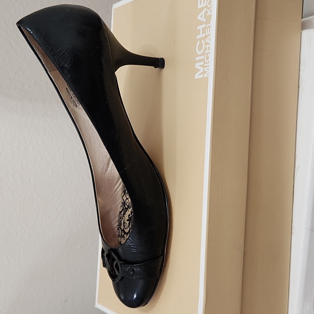 MK stylish black heels